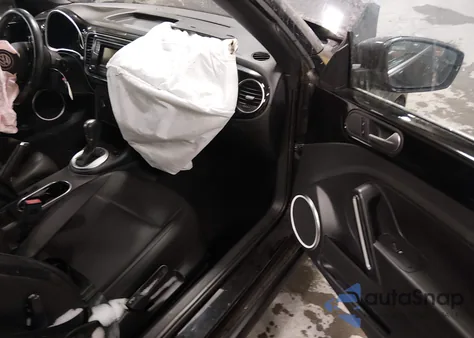 2016 Volkswagen Beetle 1.8T S z USA, uszkodzony, nr VIN 3VW507AT1GM809857